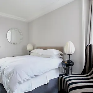 https://outstanding-2-bedrooms-with-a-terrific-eiffel-tower-view.fr-paris.fr